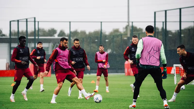 Gelandang Manchester United, Bruno Fernandes (tiga kiri), mengontrol bola disaksikan pemain lainnya saat sesi latihan yang berlangsung di Carrington Training Ground, Manchester, Inggris, Selasa (19/9/2023). (X/@ManUtd)