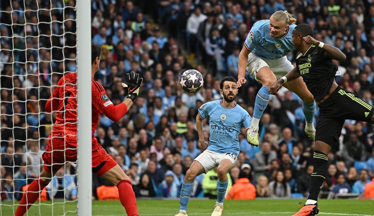 Striker Manchester City, Erling Haaland (atas) melepaskan sundulan ke gawang Real Madrid pada laga leg kedua semifinal Liga Champions 2022/2023 di Etihad Stadium, Manchester (17/5/2023). Erling Haaland menjadi pemain dengan nilai pasar tertinggi dalam laga final Liga Champions 2022/2023 nanti. Striker Manchester City yang baru didatangkan pada awal musim 2022/2023 ini kini memiliki nilai pasar mencapai 170 juta euro atau setara Rp2,7 triliun. (AFP/Paul Ellis)