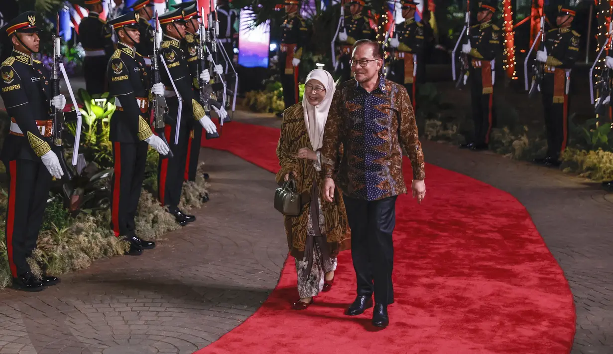 Perdana Menteri Malaysia Anwar Ibrahim, kanan, dan istrinya Wan Azizah Wan Ismail tiba untuk menghadiri Gala Dinner KTT ke-43 ASEAN di Hutan Kota GBK, Jakarta, Rabu (6/9/2023). (Mast Irham/Pool Photo via AP)