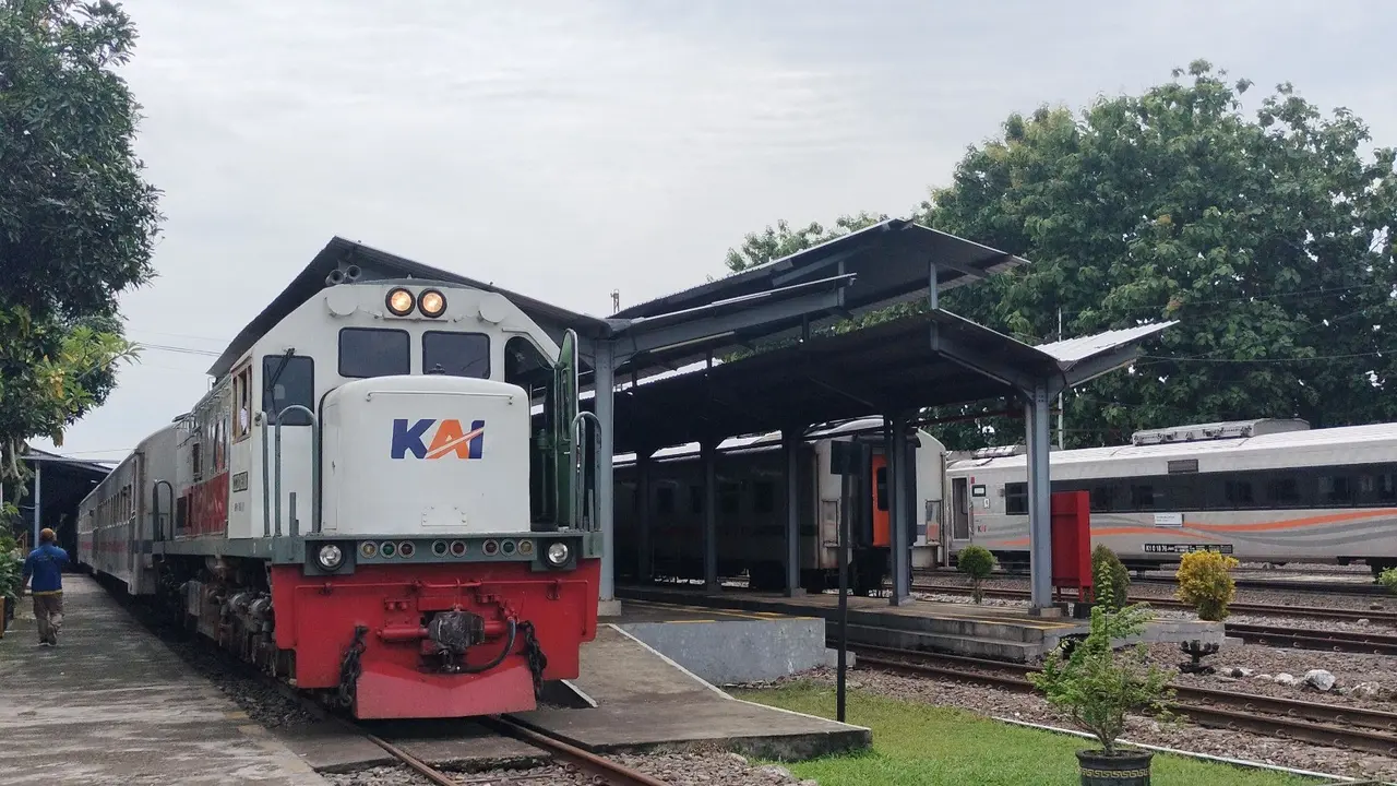 Sejumlah perjalanan kereta api berhenti di Staiusun Jember (Istimewa)
