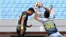 Kiper Bhayangkara FC, Fauzal Mubaraq mengamankan bola dari sundulan pemain Sriwijaya FC pada lanjutan Liga 1 2017 di Stadion Patriot Bekasi, Minggu (20/8/2017). Bhayangkara FC menang 2-1. (Bola.com/Nicklas Hanoatubun)