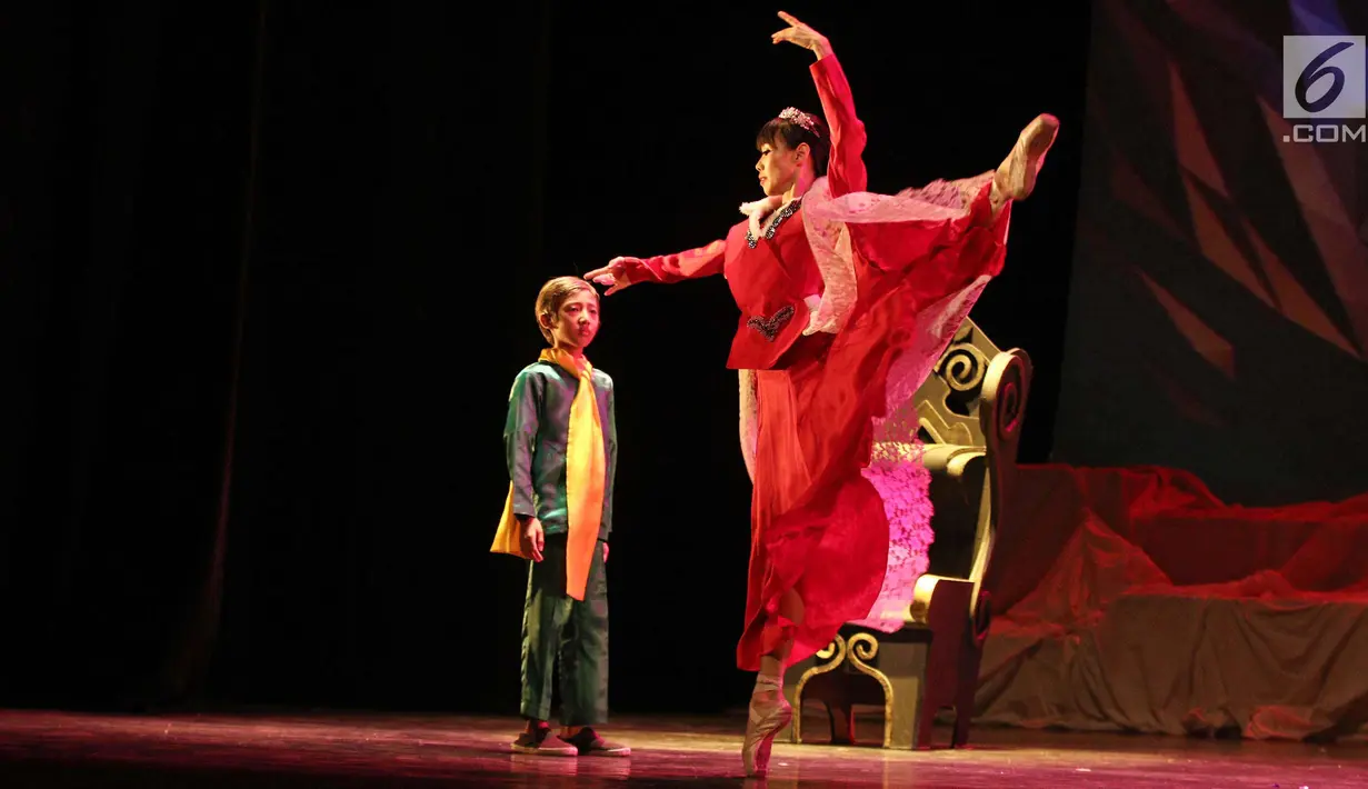 Aksi penari saat latihan untuk pertunjukkan Little Prince di Teater besar, Taman Ismail Marzuki, Jakarta, Jumat (8/12). Pertunjukkan Little Prince bertema "Karena hidup tidak seburuk seperti yang kita pikirkan".(Liputan6.com/Herman Zakharia)