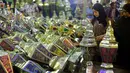Calon pembeli saat melihat - lihat kios yang berjualan lentera khas Ramadan dan beraneka lampu di pasar Sayida Zienab, Mesir 6 Juni 2016. Biasanya orang mesir menyebut lentera tersebut dengan nama " Fanoos Ramadan ". (REUTERS / Amr Abdallah Dalsh)