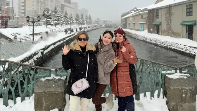 Gaya Publik Figur Menikmati Liburan Akhir Tahun di Negara Bersalju.