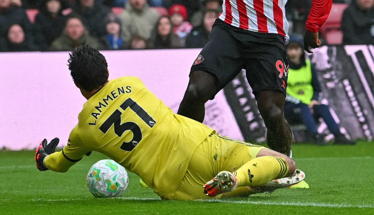 Pada pertandingan itu, Lammens tercatat membuat empat kali penyelamatan gemilang untuk Manchester United. (AFP/Andy Buchanan)