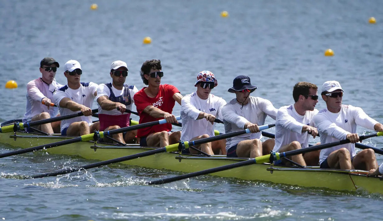 Tim dayung putra Amerika Serikat berlatih jelang Olimpiade Tokyo 2020 di Sea Forest Waterway, Tokyo, Jepang, Minggu (18/7/2021). Olimpiade Tokyo 2020 dijadwalkan bergulir mulai 23 Juli hingga 8 Agustus 2021. (AP Photo/Jae C. Hong)