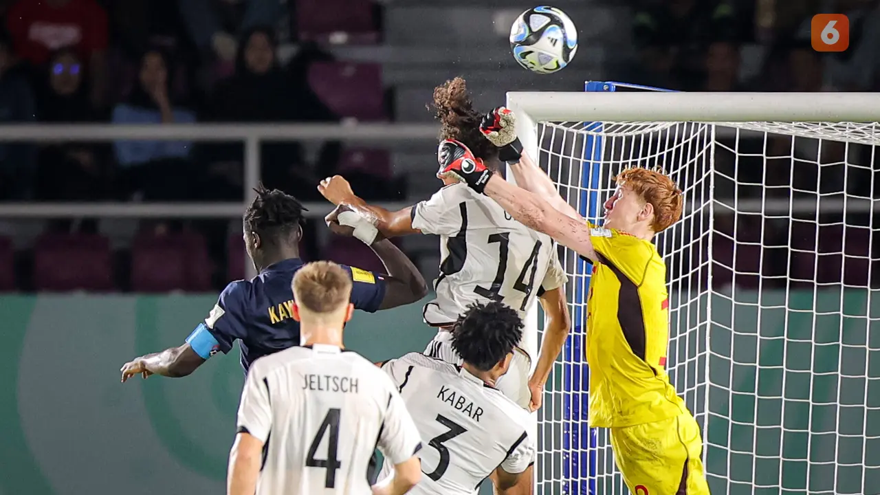 Foto: Tangguh Dibawah Mistar Gawang Hingga Lihat Contekan, Ini Dia Aksi Konstantin Heide di Final Piala Dunia U-17 2023