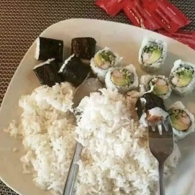 6 Potret Kombinasi Sushi Pakai Nasi Ini Khas Orang Indonesia Banget