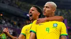 Pemain Brasil Richarlison (kanan) merayakan bersama rekan setimnya Marquinhos usai mencetak gol ke gawang Korea Selatan pada pertandingan sepak bola babak 16 besar Piala Dunia 2022 di Stadion Education City, Al Rayyan, Qatar, 5 Desember 2022. Brasil mengalahkan Korea Selatan dengan skor 4-1. (AP Photo/Manu Fernandez)