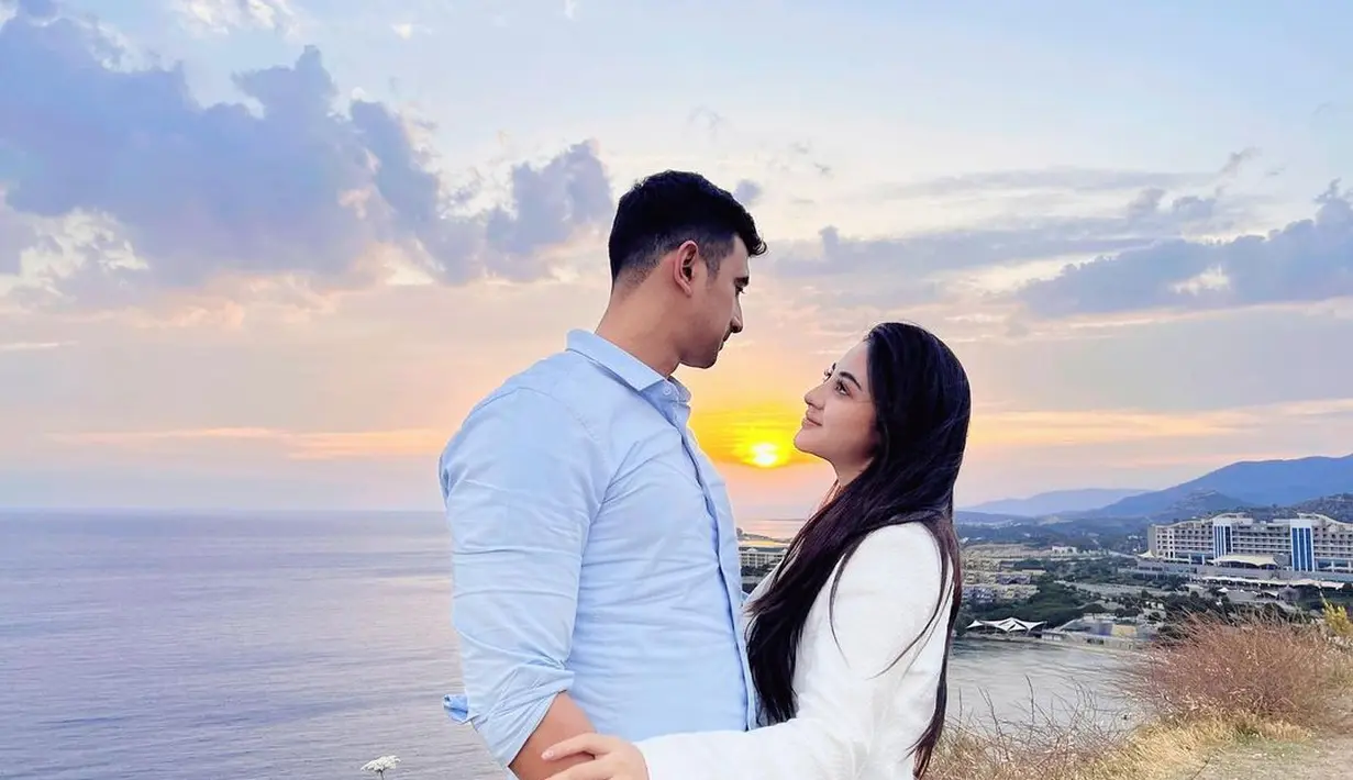 Adik Nabila Syakieb yang merupakan kelahiran Bogor itu akhirnya merasakan mudik lebaran ke kampung istri Tasik Malaya. Itulah mudik pertama yang dirasakan oleh pria kelahiran Bogor 35 tahun silam ini. [Instagram/alisyakieb]