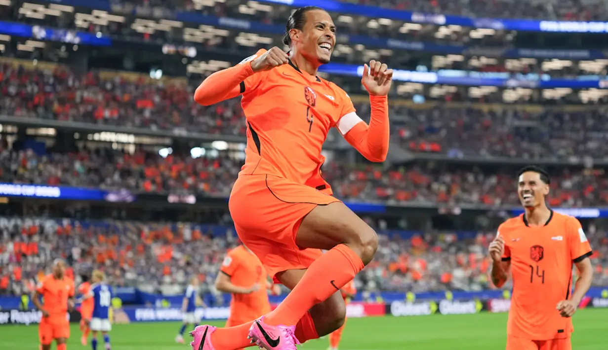 Virgil van Dijk memecahkan kebuntuan dan membawa Belanda unggul 1-0 setelah tandukannya yang memaksimalkan umpan Ryan Gravenberch berhasil masuk gawang Jepang. (AP Photo/Julio Cortez)