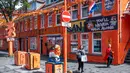 Suasana Jalan Marktweg di Den Haag, Belanda, didekorasi menjelang dimulainya Piala Dunia 2026, Selasa 9 Juni 2026. (AP Photo/Patrick Post)