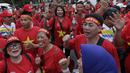 Suporter Timnas Indonesia U-22 dan Vietnam U-22 bernyanyi bersama jelang laga final SEA Games 2019 di Stadion Rizal Memorial, Manila, Selasa (10/12). Meski bersaing para suporter tetap akrab. (Bola.com/M Iqbal Ichsan)