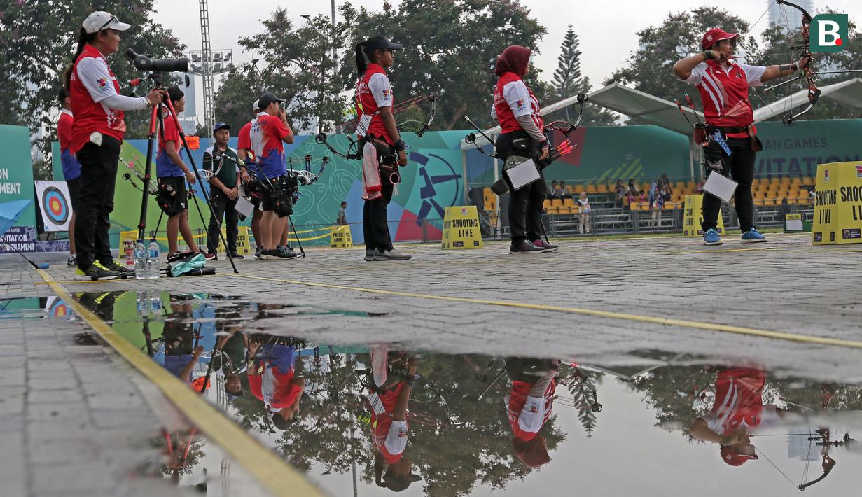 Tim Putri Indonesia saat melawan China Taipei pada nomor Compound, Test Event Panahan Asian Games 2018 di Lapangan Panahan, Jakarta (15/2/2018). Indonesia menang 220-211. (Bola.com/Nick Hanoatubun)