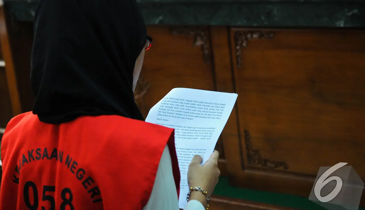 Assyifah Ramadani membacakan pembelaannya dalam sidang Pengadilan Negeri Jakarta Pusat, Selasa (18/11/2014). (Liputan6.com/Faisal R Syam)