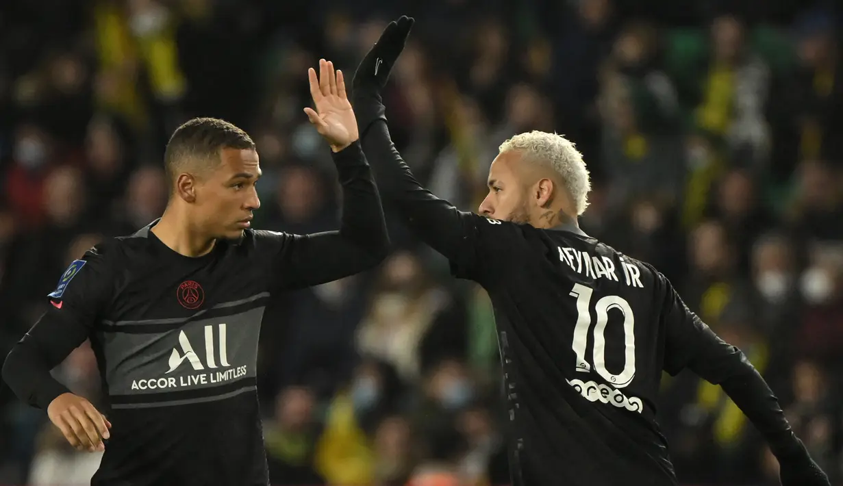 Dua menit laga babak kedua berjalan, PSG yang langsung menekan Nantes sejak kick-off babak kedua menuai hasilnya. Neymar membawa PSG mempertipis jarak lewat golnya via sepakan kaki kanan memanfaatkan umpan Lionel Messi. (AFP/Loic Venance)