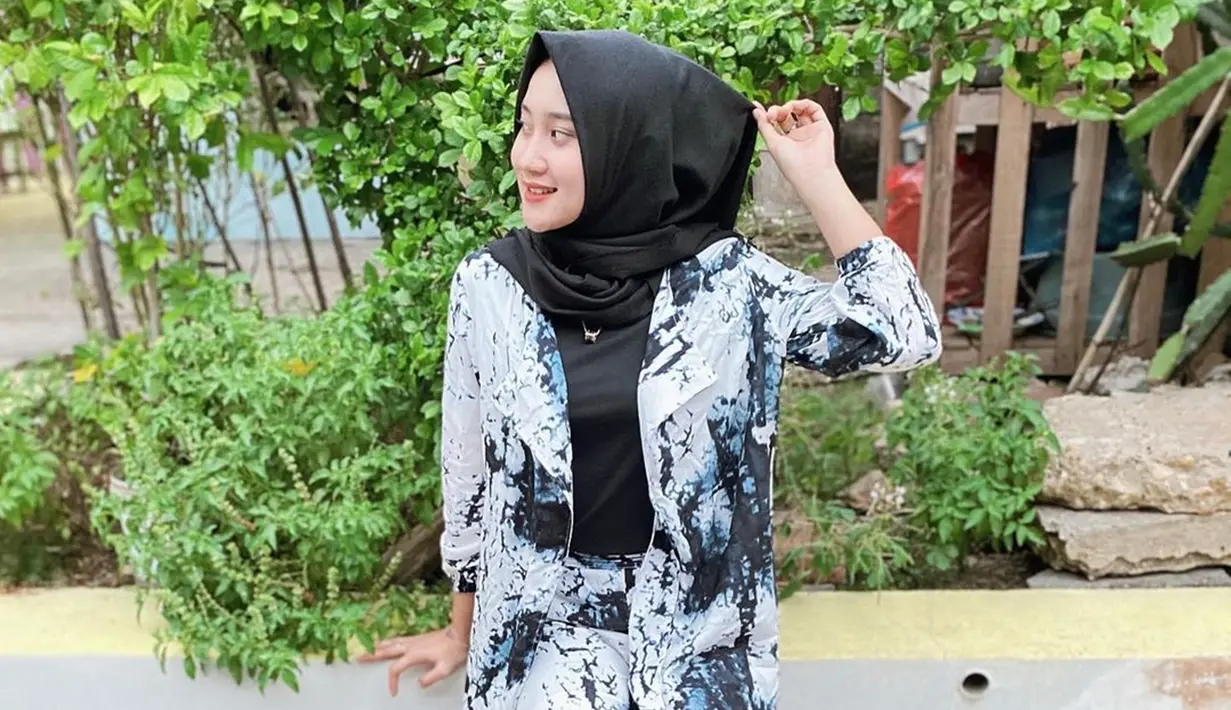 Perempuan asal Blora ini memang memiliki paras yang cantik. Saat tak di atas panggung, Yeni beberapa kali mengunggah foto saat ia memakai hijab. Gaya hijab Yeni Inka saat hangout ini berhasil menyita perhatian publik. (Liputan6.com/IG/@yeniinka)