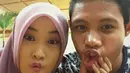 Kemesraan pesepak bola Surabaya United, Evan Dimas, dengan kekasihnya, Ishardianti Rahma. (Bola.com/Zaidan Nasarul)