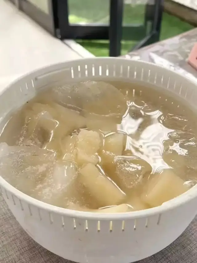 Merendam singkong dengan air dingin