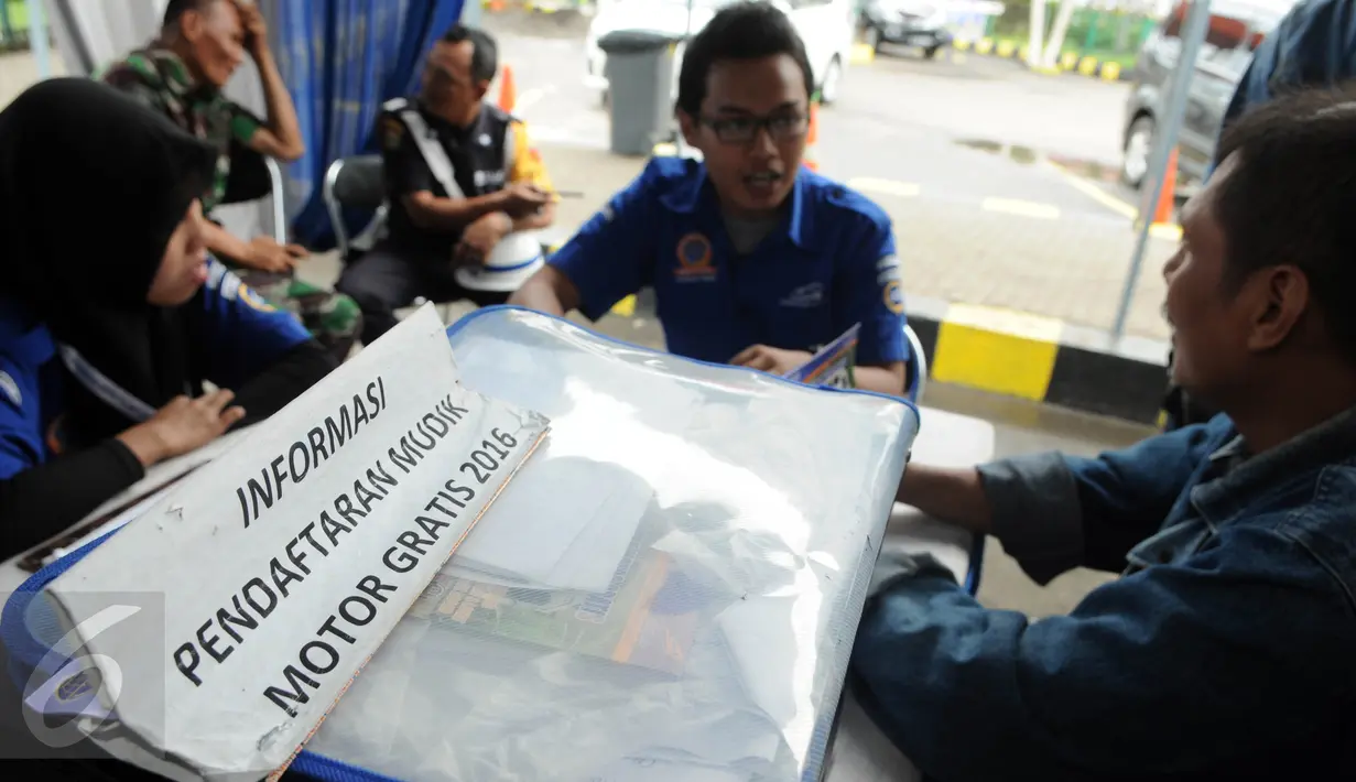 Calon pemudik dibantu petugas melakukan pendaftaran angkutan motor secara gratis untuk Lebaran 2016 di Stasiun Senen, Jakarta, Sabtu (18/6). PT KAI membuka pendaftaran angkutan sepeda motor gratis hingga H-7 Lebaran. (Liputan6.com/Helmi Afandi)