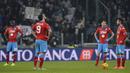 Para pemain Napoli bersiap memulai kick-off usai dibobol Juventus. Pekan selanjutnya Napoli akan menghadapi AC Milan dan Juve akan berjumpa Bologna. (Reuters/Giorgio Perottino)