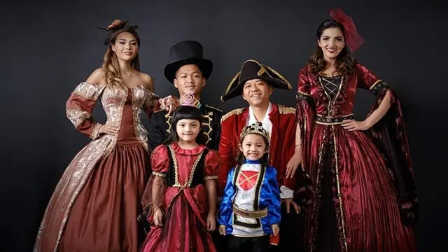 Kerap Tampil Kompak, Ini 7 Ide Inspiratif Pemotretan Keluarga Anang dan Ashanty