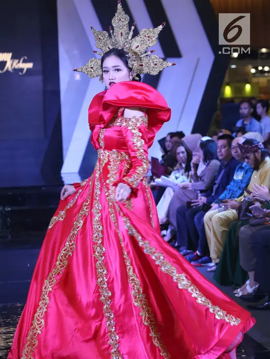 Model membawakan busana pada acara Palembang Fashion Week (PFW) 2019 di Palembang Icon, Sumsel, Minggu (10/3). Pagelaran PFW yang digelar ke enam kalinya menampilkan 10 karya desainer lokal yang mengusung tema URBANATION. (Liputan6.com/Fery Pradolo)