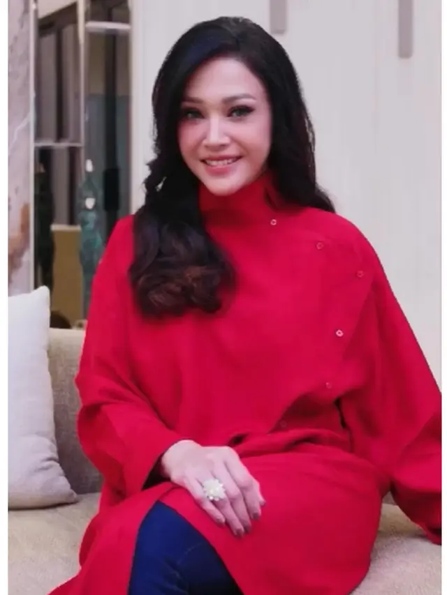 6 Gaya Blouse ala Maia Estianty, Inspirasi Tampil Stylish Jelang Usia 50 Tahun