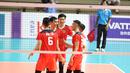 Tim bola boli putra Indonesia mengawali langkahnya dengan mulus untuk mempertahankan medali emas SEA Games. Pada laga pembuka Grup A SEA Games 2023 Kamboja, Rivan Nurmulki dkk menang telak 3-0 (25-18, 25-18, 25-23) atas Filipina dalam laga yang digelar di Olympic Complex Indoor Main Hall, Phnom Penh, Kamboja, Rabu (3/5/2023). Dalam laga tersebut pelatih Jeff Jiang Jie menurunkan seluruh 14 pemain dalam skuad tim bola voli putra Indonesia. (Bola.com/Abdul Aziz)