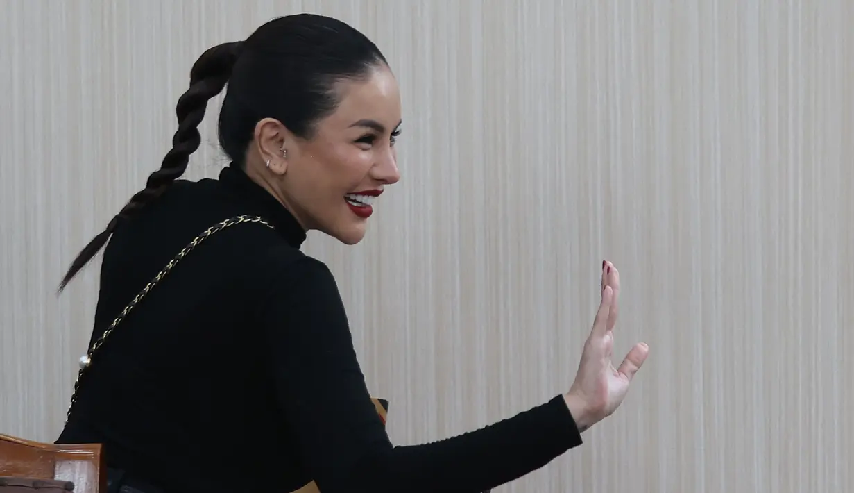 Aktris Nikita Mirzani, terdakwa kasus dugaan pemerasan dan tindak pidana pencucian uang (TPPU), saat menghadiri persidangan di Pengadilan Negeri Jakarta Selatan, Kamis (21/8/2025). (KapanLagi.com/Budy Santoso)