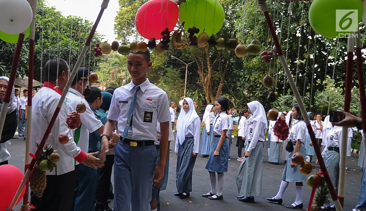 Peserta Diklat Paskibraka usai mengikuti upacara penerimaan peserta (Tantingan) di PPPON, Cibubur, Jakarta Timur, Selasa (25/7). Upacara tantingan sendiri merupakan tradisi di hari pertama diklat Paskibraka. (Liputan6.com/Yoppy Renato)