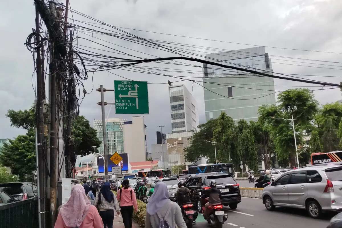 Kabel semrawut di Jalan Ikhwan Ridwan Rais, Jakarta Pusat. (Liputan6.com/Ady Anugrahadi)