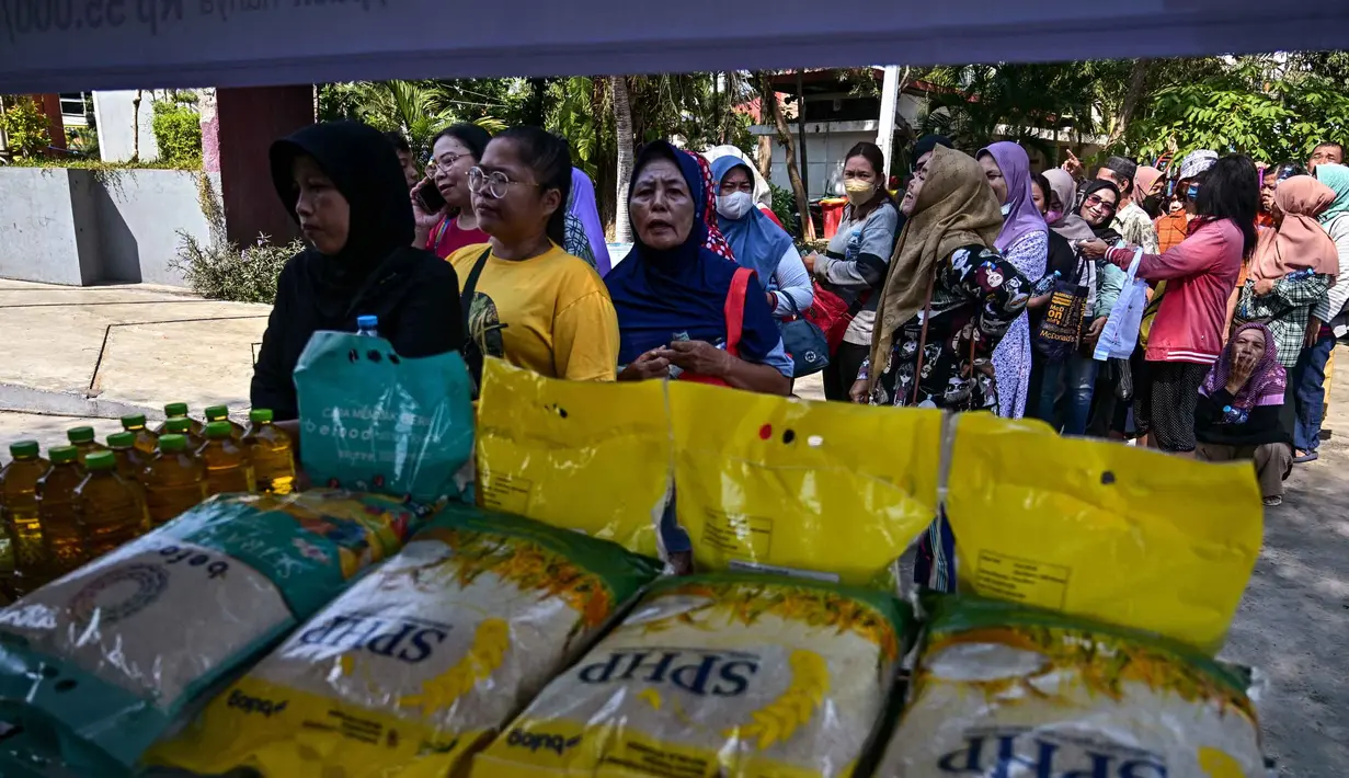 Pemerintah melalui Kementerian Pertanian (Kementan) bersama Perum Bulog menggelar Gerakan Pangan Murah (GPM) serentak di 828 titik se-Jawa Timur, Selasa (23/9/2025). (Juni KRISWANTO/AFP)