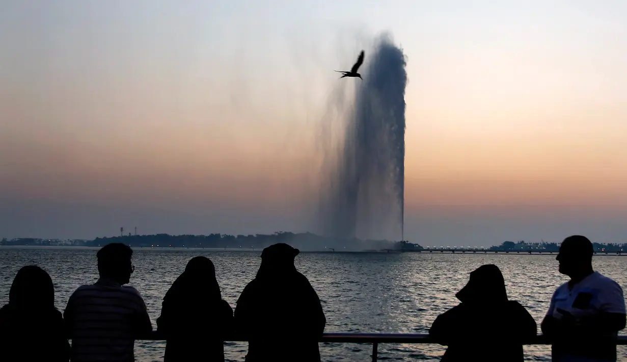 Pengunjung menyaksikan Air Mancur Raja Fahd di Jeddah, Arab Saudi, Jumat (18/10/2019). Dengan ketinggian 312 meter, Air Mancur Raja Fahd dinobatkan sebagai yang tertinggi di dunia. (AP Photo/Amr Nabil)