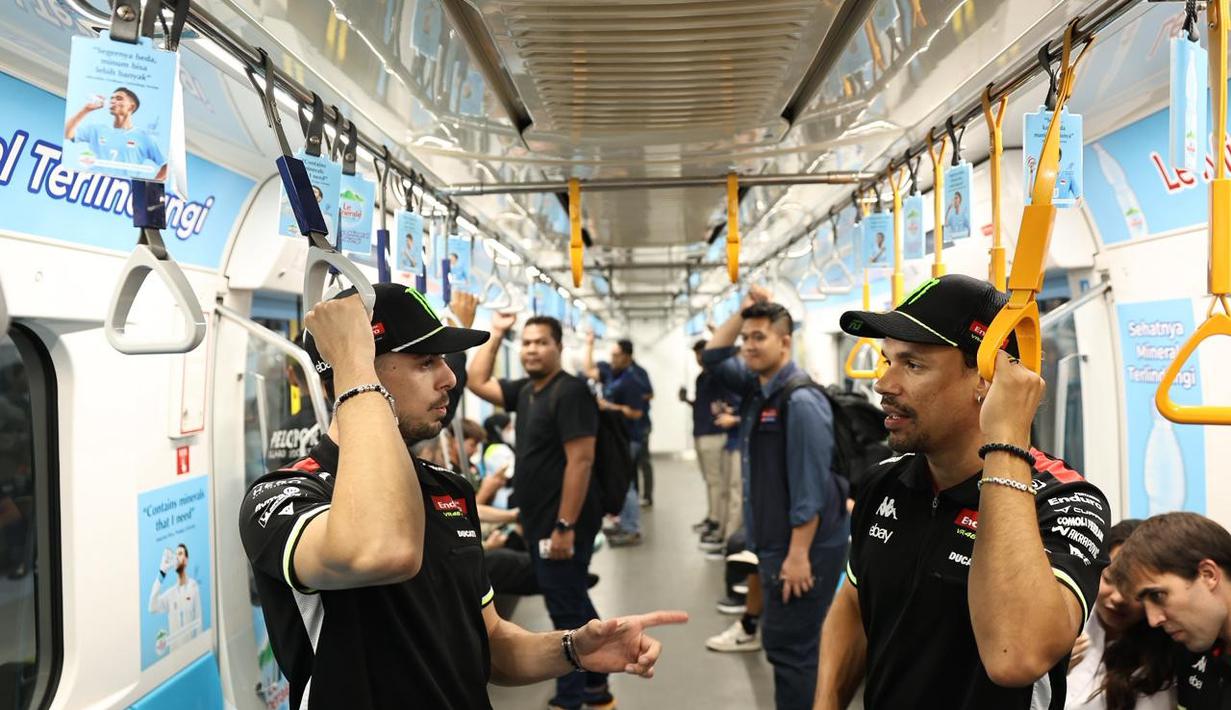 Potret duo riders Pertamina Enduro VR46 Racing Team, Franco Morbidelli & Fabio di Giannantonio, menikmati pengalaman naik MRT Jakarta bareng pada Selasa, (30/09/2025). (Dok.Pertamina Lubricants)