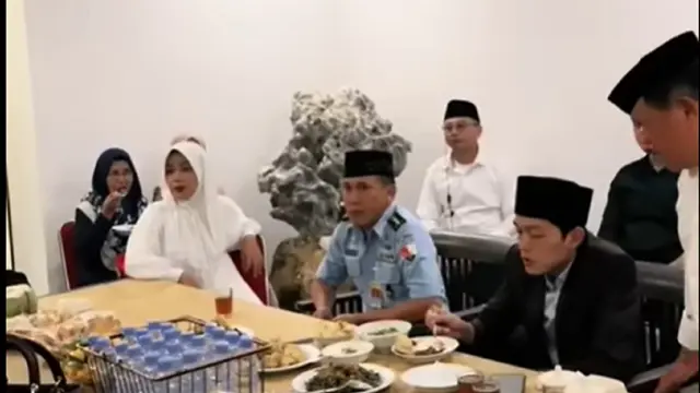 Gus Iqdam sedang Makan ditemani Soimah dan Abah Kirun (SS: YouTube Short @SBR2)