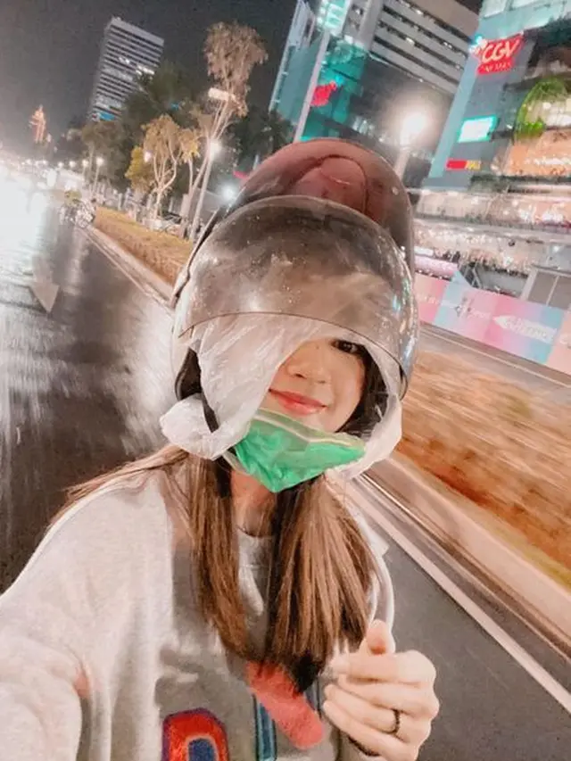 Potret Perjuangan Ojol Mengakali Helm Basah