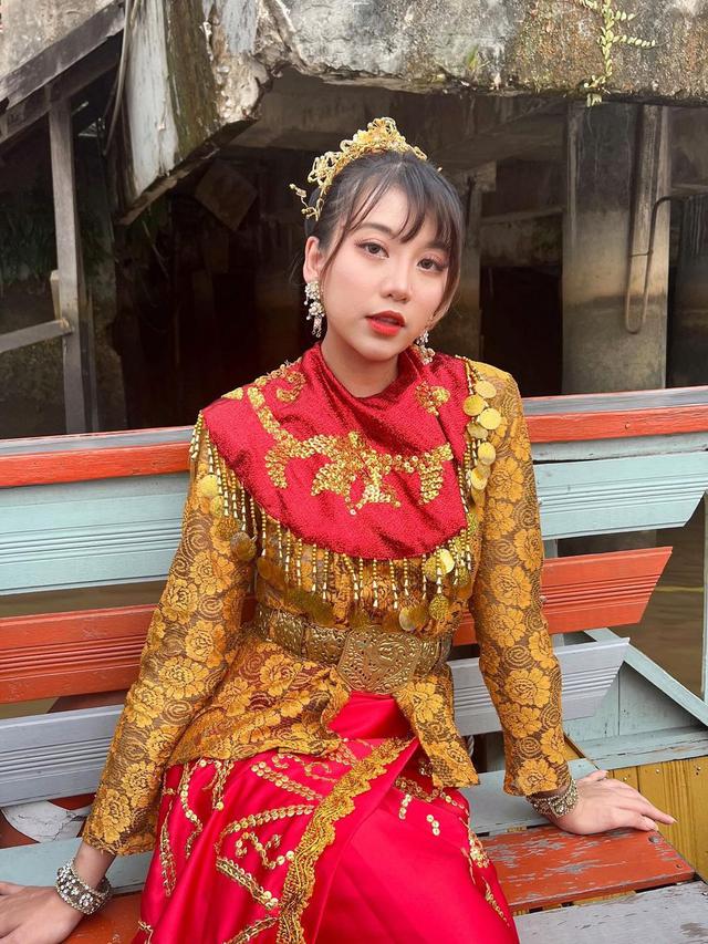 6 Potret Menawan Ghea Indrawari Pakai Kostum Adat Banjar dan Dayak di  Pasar Terapung Banjarmasin