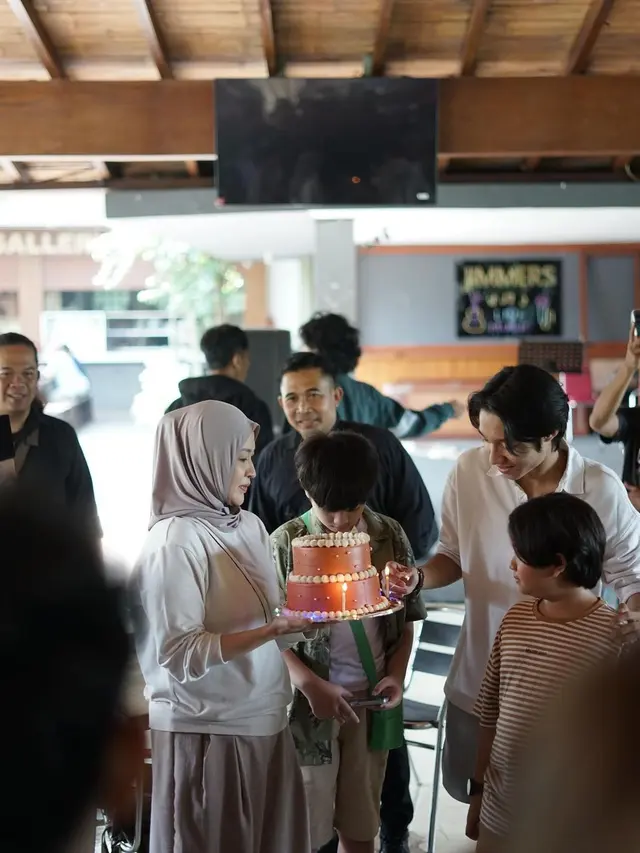 Potret Keisha Alvaro Dapat Kejutan di Ultah Ke-20 Tahun, Ungkap Sudah Terima 8 Kue