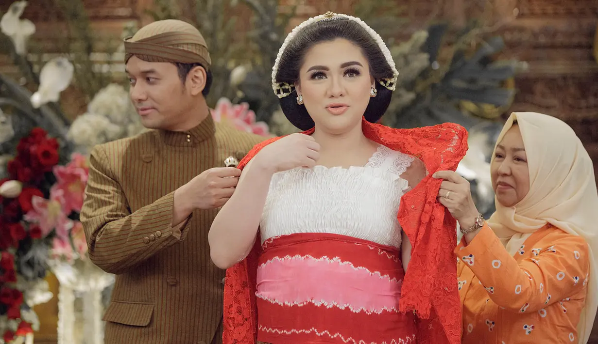 Vicky Shu juga harus melakukan prosesi pantes-pantesan yang mengharuskan wanita cantik ini berganti pakaian sebanyak tujuh kali. (Foto: instagram.com/aldiphoto)