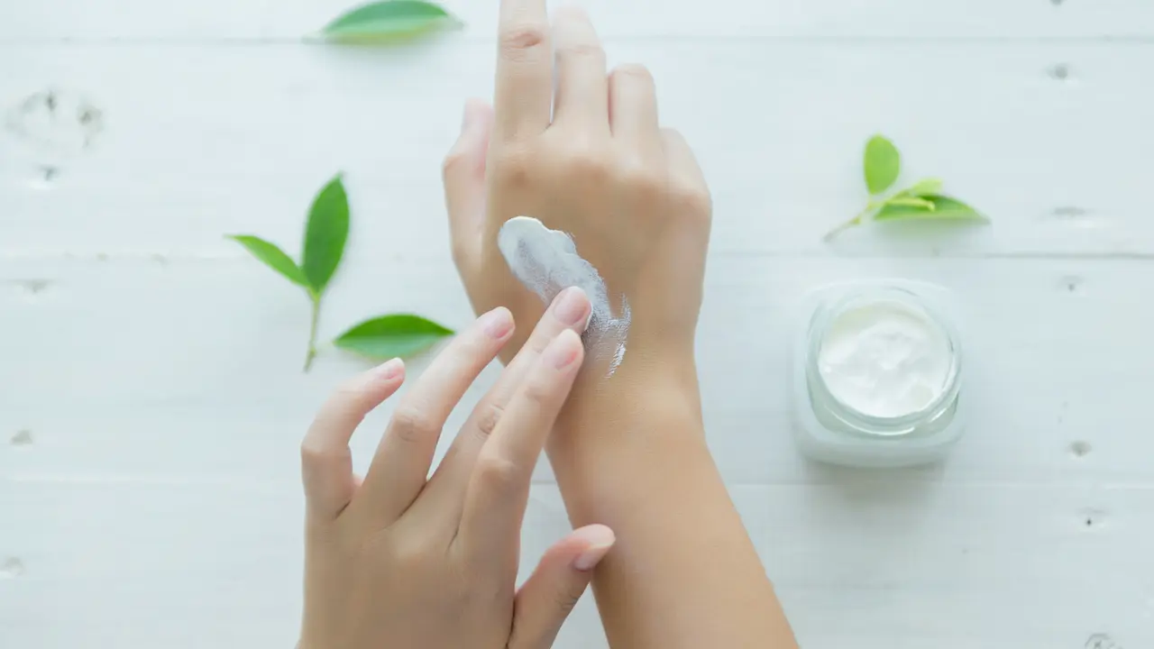 Ilustrasi Mengoles Moisturizer (sumber: freepik)