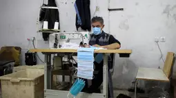 Seorang pekerja Palestina membuat masker di sebuah pabrik di Gaza City (13/4/2020). Palestina pada Senin (13/4) mengatakan jumlah kasus terkonfirmasi COVID-19 meningkat menjadi 308, termasuk 36 kasus di Yerusalem Timur. (Xinhua/Rizek Abdeljawad)