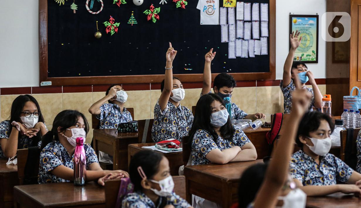 Sejumlah siswa mengikuti kegiatan belajar mengajar secara tatap muka saat PPKM level 1 di SD Pangudi Luhur, Jakarta, Rabu (25/5/2022). Pemerintah pusat menerapkan Pemberlakuan Pembatasan Kegiatan Masyarakat (PPKM) level 1 untuk wilayah aglomerasi Jakarta, Bogor, Depok, Tangerang, dan Bekasi (Jabodetabek) selama dua pekan, terhitung sejak 24 Mei sampai 6 Juni 2022. (Liputan6.com/Johan Tallo)