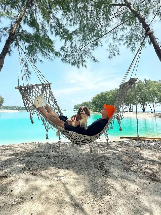 Boy William liburan ke pantai bersama anjingnya. [Foto: Instagram/boywilliam17]