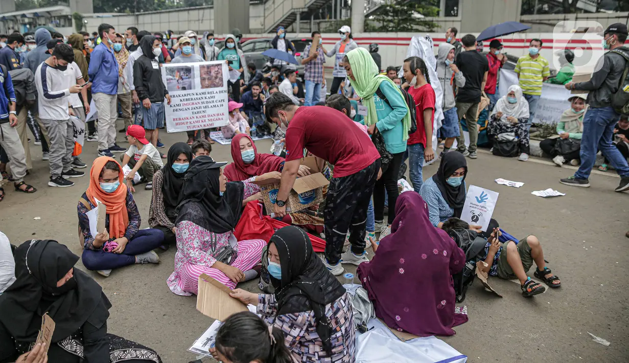 Suasana saat pengungsi Afghanistan melakukan unjuk rasa di depan Kantor UNHCR, Jakarta, Kamis (31/3/2022). Pengungsi Afghanistan memprotes ketidakpedulian UNHCR dan meminta pejabat terkait meninjau kembali kasus migrasi serta pemukiman kembali mereka. (Liputan6.com/Faizal Fanani)