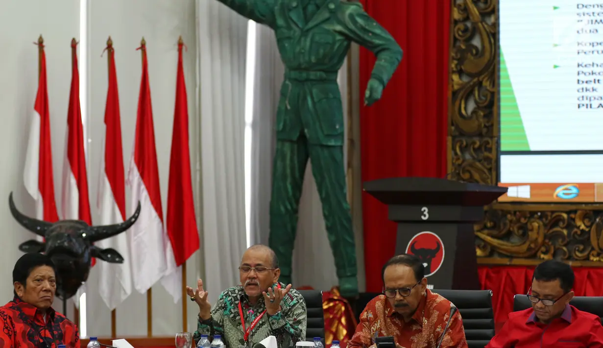 Sejumlah kader PDIP menggelar  focus group discussion (FGD) bertema 'Ekonomi Gotong sebagai Pilar Ekonomi Nasional' " di Jakarta, Kamis (04/7/2019). FGD dilakukan untuk merumuskan langkah ekonomi yang akan dibawa dalam Kongres V PDIP pada Agustus 2019. (Liputan6.com/JohanTallo)