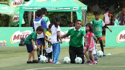 Mantan pemain Primavera, Indrianto Nugroho, saat memberikan arahan pada acara Milo Football Clinic di Lapangan Sepak Bola Pertamina, Simprug, Jakarta, Minggu (24/4/2016). (Bola.com/Nicklas Hanoatubun)