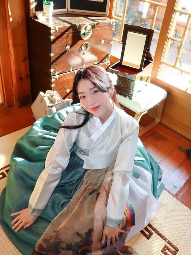 Potret Gemas Influencer Sunny Dahye Kenakan Hanbok saat Gender Reveal Anak Pertama. [@sunnydahye]