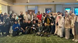 Tak hanya berdua, Zaskia dan Irwansyah ajak nonton bareng alias nobar dengan tim dan karyawan mereka. Bak booking satu studio, suasana nobar pun menjadi semakin seru dan ramai. Namun, Zaskia juga mengungkapkan air matanya berlinang saat mendengar kalimat di salah satu scene film tersebut. (Liputan6.com/IG/@zaskiasungkar15)