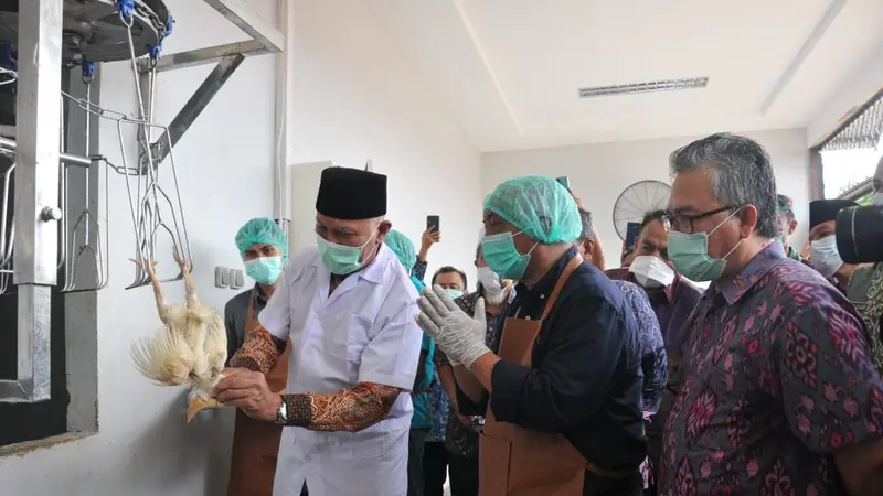 Gubernur Sumbar, Mahyeldi meresmikan Rumah Potong Unggas di Kota Padang. (Liputan6.com/ Humas Pemprov Sumbar)